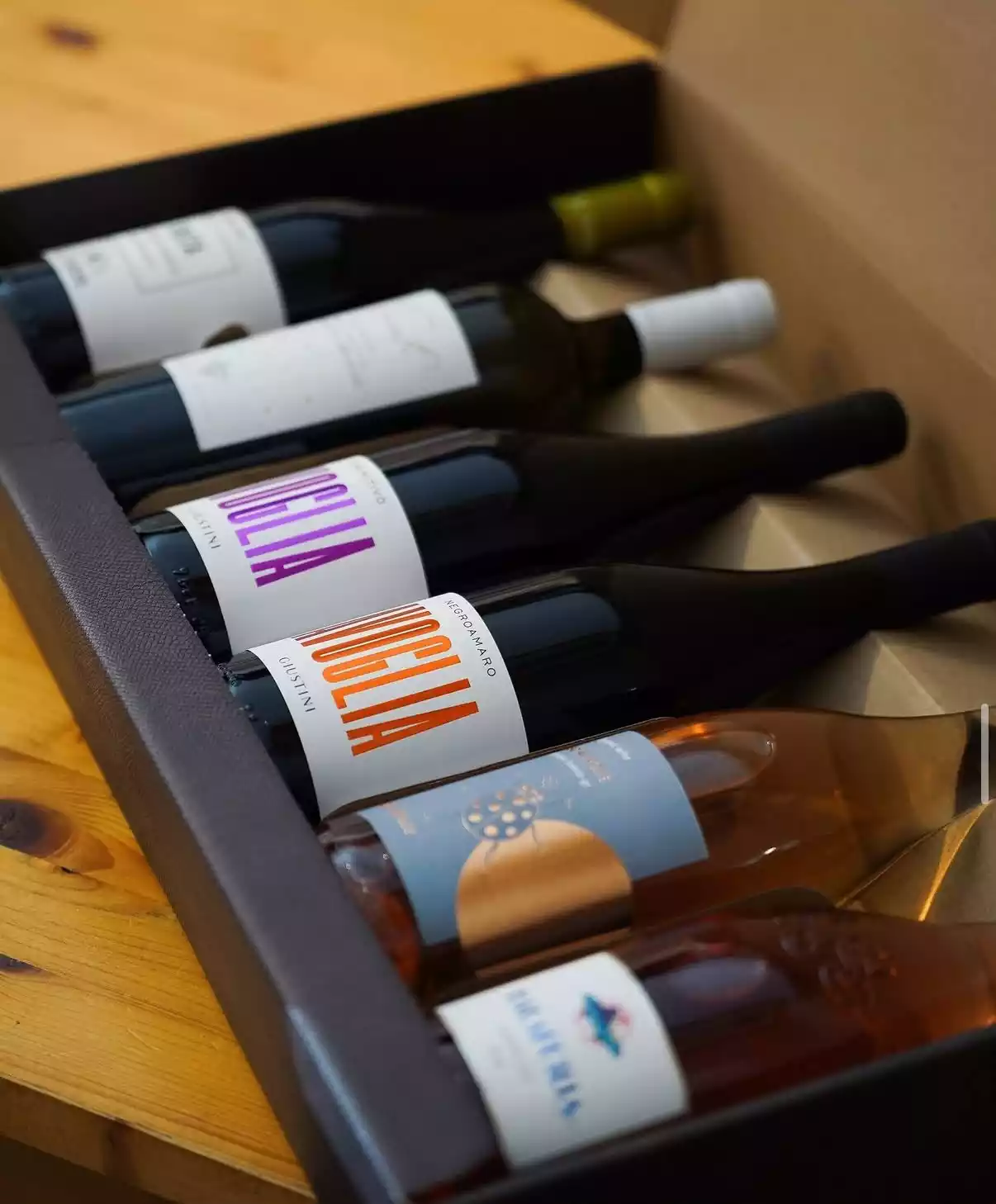 Selezione di bottiglie in cantina