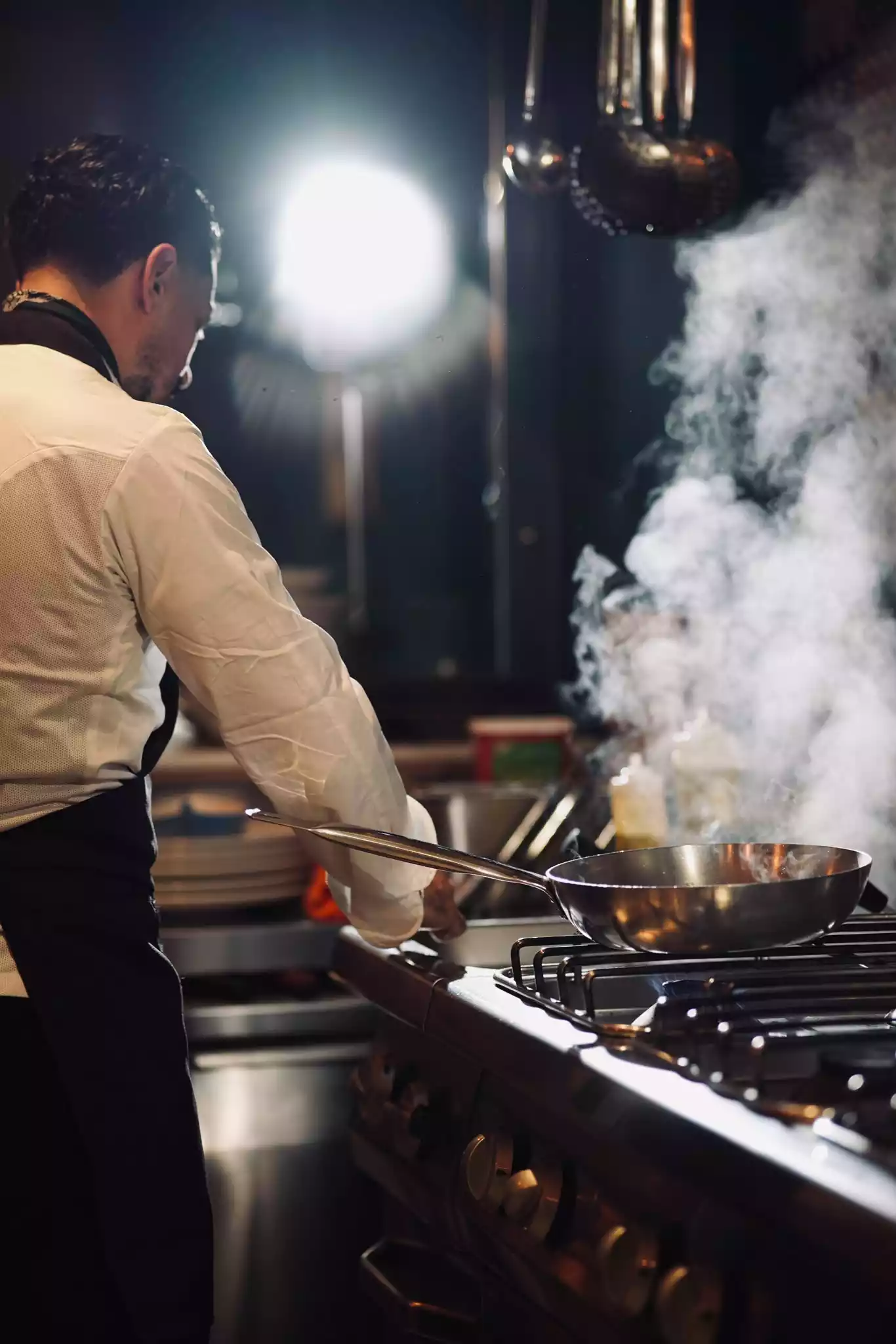 Danilo Doria al lavoro nella cucina di Atelier Doria